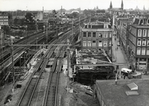 169105 Gezicht op de bouw van het nieuwe spoorviaduct over de Planciusstraat te Amsterdam.